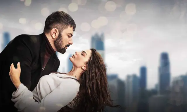 Un uomo e una donna si guardano intensamente. Io sono Farah, e questa scena evoca un amore profondo e un legame indissolubile.