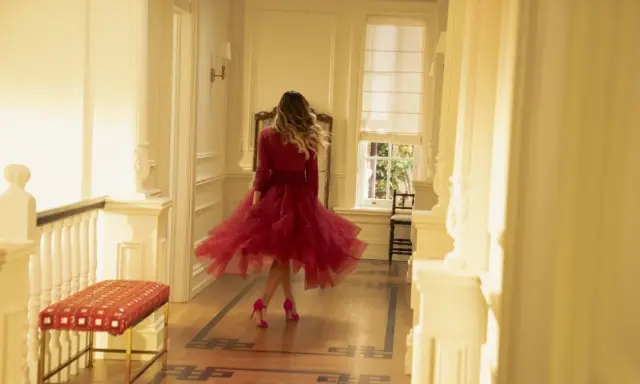 E così, con un vortice di tulle rosso, una donna balla in un corridoio luminoso.