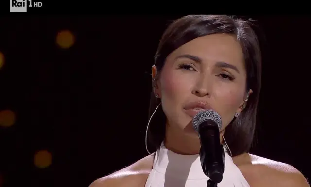 Serena Brancale, con i suoi figli nel cuore, canta sul palco di Rai 1 HD.