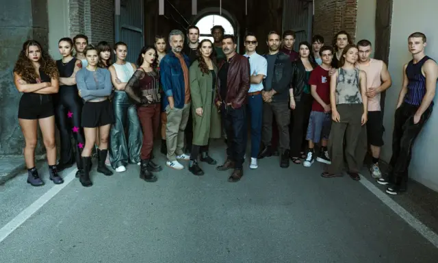 Il cast di Mare Fuori posa insieme, un gruppo eterogeneo di giovani e adulti, pronti per nuove avventure.
