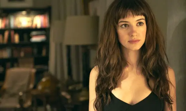 Marianne Sheridan, parte del cast di Normal People, con i suoi lunghi capelli castani e un'espressione pensierosa.