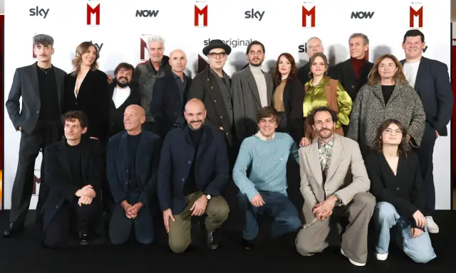 Il cast de "Il figlio del secolo" serie tv, in attesa dell'uscita, posa per una foto di gruppo.