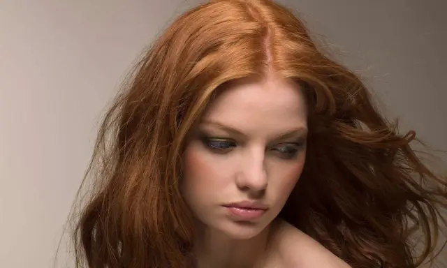 Capelli rossi mossi, con qualche ciocca ribelle. Scopri i migliori rimedi per capelli crespi e dona nuova vita alla tua chioma.