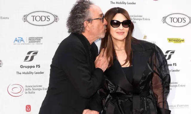 Tim Burton bacia Monica Bellucci, il suo compagno, in un momento affettuoso.