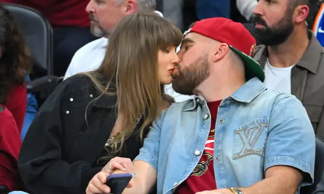 Taylor Swift e Travis Kelce si baciano, un momento intimo che svela scorci della loro taylor swift vita privata.
