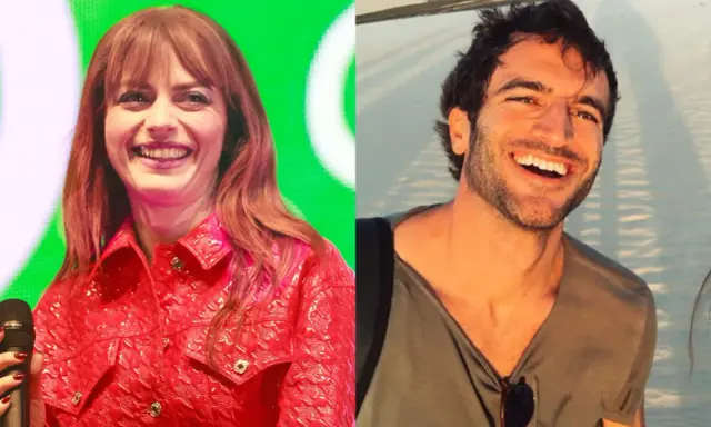 Annalisa e Francesco Muglia sorridono felici, uno sul palco con giacca rossa, l'altro in spiaggia.