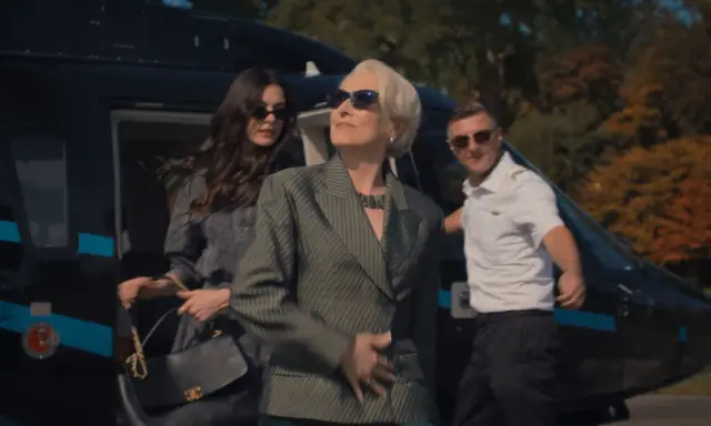 Miranda Priestly scende dall'elicottero, un'icona di stile. Forse il diavolo veste prada 3 è in arrivo.