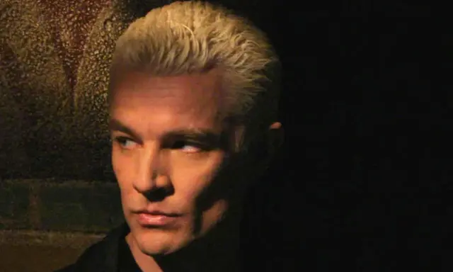 Spike, uno dei personaggi più iconici del cast di Buffy l'ammazzavampiri, con i suoi capelli biondi e lo sguardo intenso.