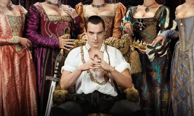 Il cast di I Tudors: un giovane re circondato da donne in abiti sontuosi, con spade e corone.