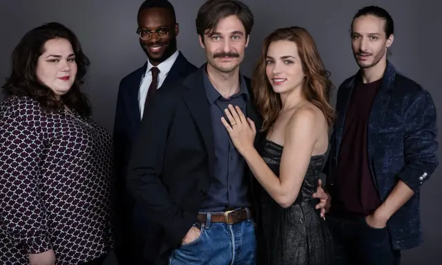 Il cast di "Noi", la serie televisiva, posa insieme. Cinque attori, un uomo con baffi e una donna con mano sul petto, al centro.