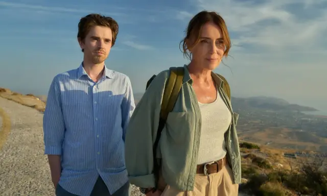 Freddie Highmore in un paesaggio montano, un'immagine che evoca i suoi film e programmi TV.
