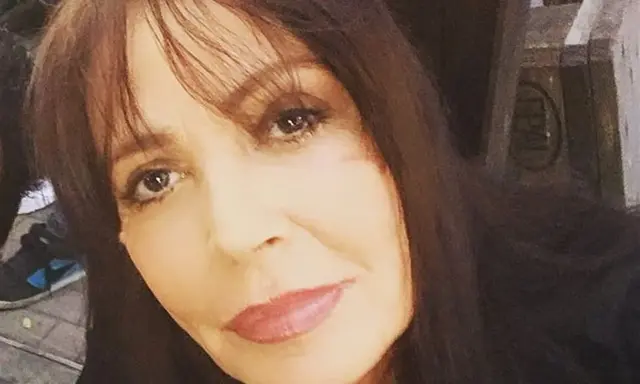 Viola Valentino, con un sorriso che sfida ogni malattia, guarda dritto verso di noi.