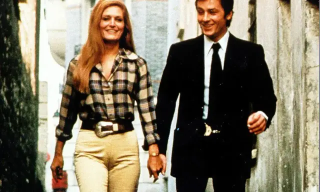 Dalida e Alain Delon, una storia d'amore e cinema, passeggiano mano nella mano.
