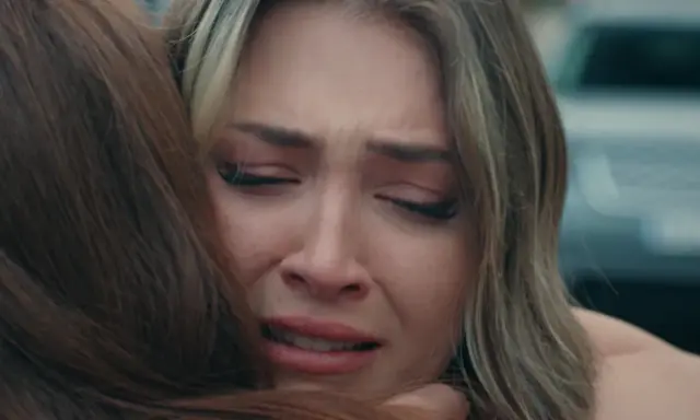 Una ragazza piange disperata, abbracciata da un'altra persona. Una scena toccante dalla **innocence serie turca**.