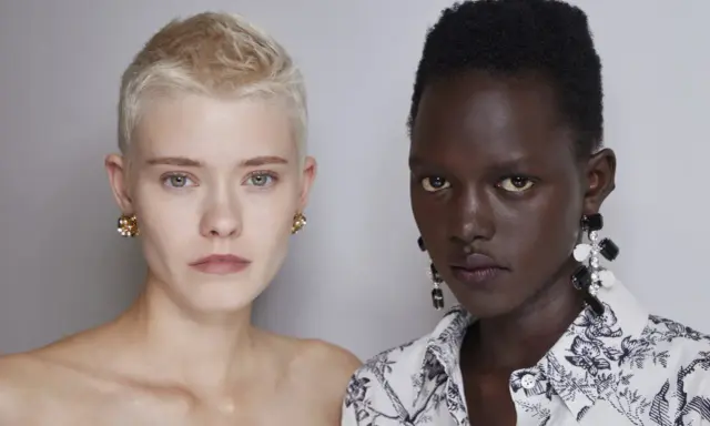 Due modelle con tagli cortissimi rasato pixie cut corto. Una con capelli biondi e orecchini dorati, l'altra con capelli neri e orecchini pendenti.
