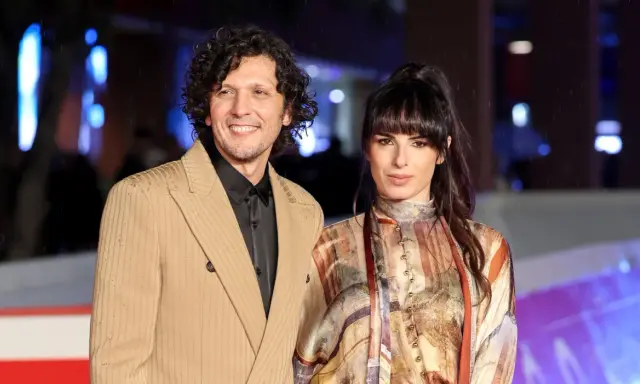 Ermal Meta con la sua compagna, in un momento di complicità sul red carpet.