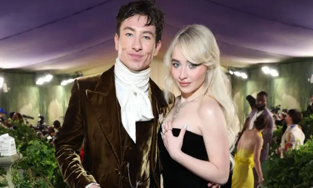 Sabrina Carpenter e Barry Keoghan, una coppia affascinante, posano insieme in un evento glamour.