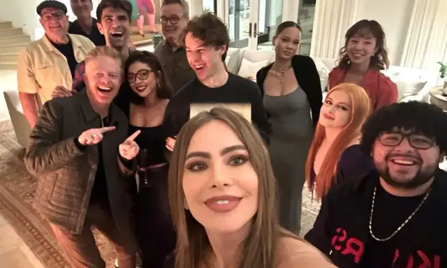Il cast di Modern Family riunito per una festa, sorrisi e abbracci per celebrare il loro legame.