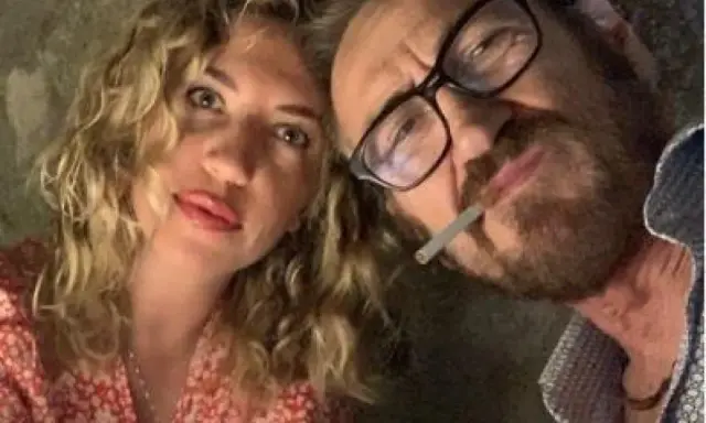 Marco Giallini con la sua fidanzata, un momento intimo e rilassato.