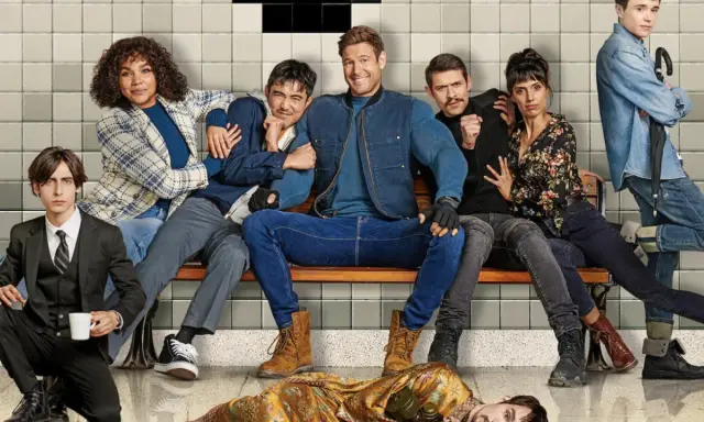 Il cast di Umbrella Academy 4 seduto su una panchina, con uno sdraiato a terra.