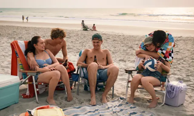 Amici in spiaggia, un'estate da ricordare. La scena evoca "the summer i turned pretty 3".