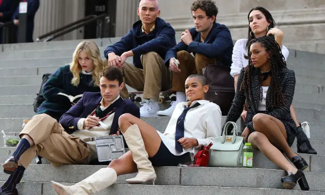 Il cast di Gossip Girl si riunisce sulle scale, tra chi legge, chi chiacchiera e chi si gode un pranzo al sacco.