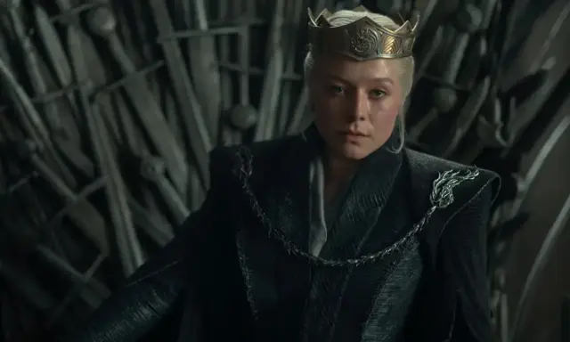 Regina Rhaenyra Targaryen, erede del trono di spade, indossa la corona e un fermaglio a forma di drago, simbolo della sua casata, in House of the Dragon.