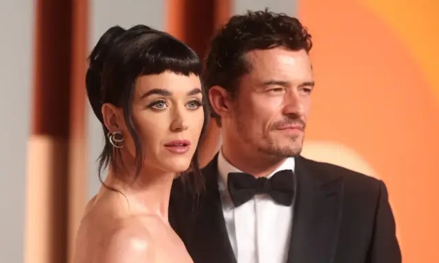 Katy Perry e Orlando Bloom, una coppia iconica, posano elegantemente.