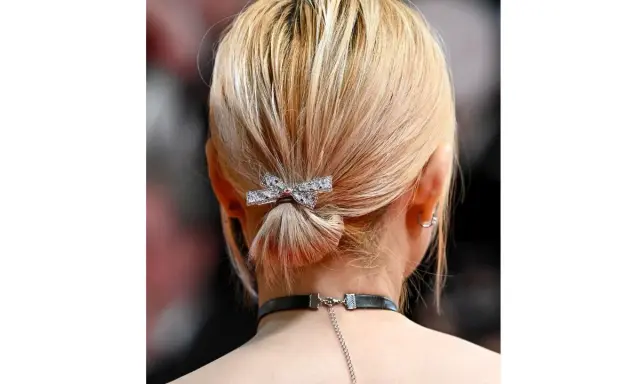 Chic acconciature capelli corti chignon basso con fermaglio a fiocco scintillante e choker.