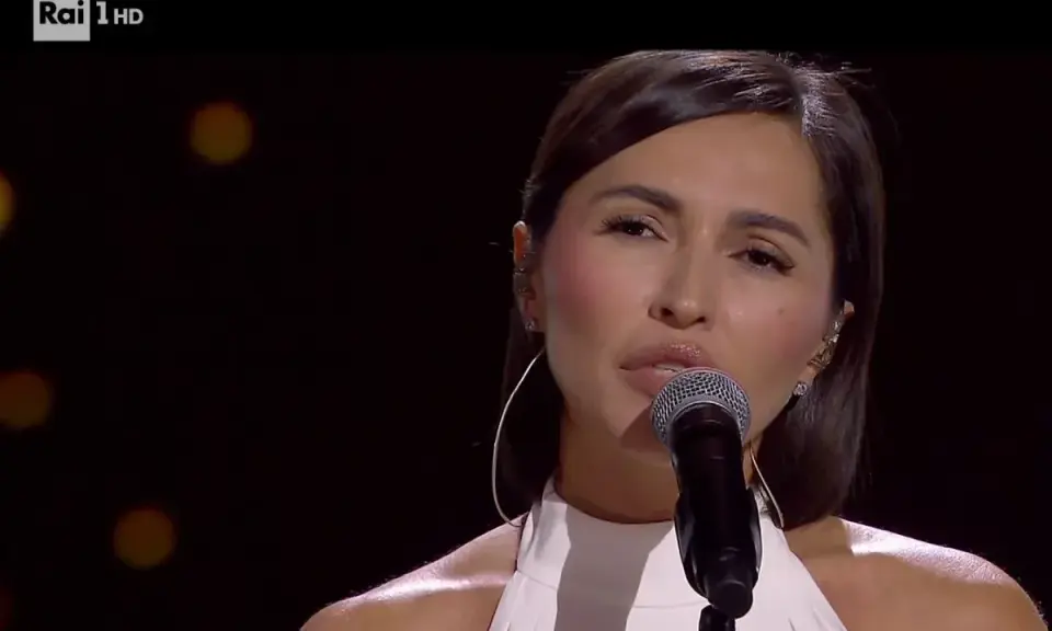 Serena Brancale, con i suoi figli nel cuore, canta sul palco di Rai 1 HD.