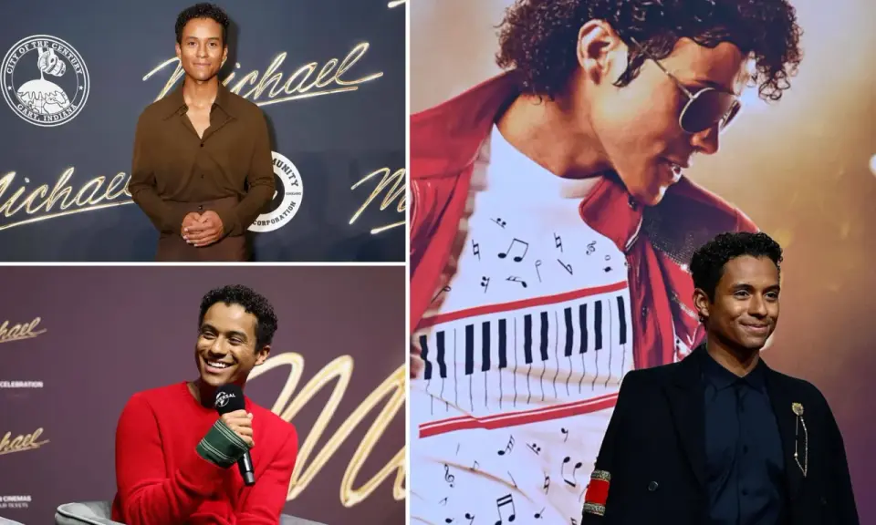 Jaafar Jackson, che interpreta Michael Jackson nel film, sorride con un completo nero e una giacca con dettagli dorati.