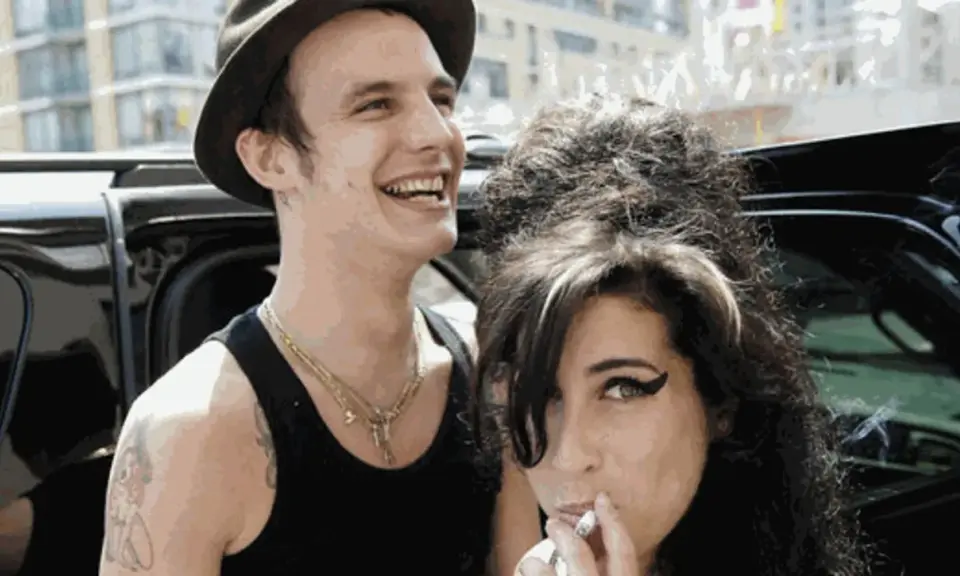 Blake Fielder-Civil oggi, con un sorriso e un cappello, accanto ad Amy Winehouse che fuma.