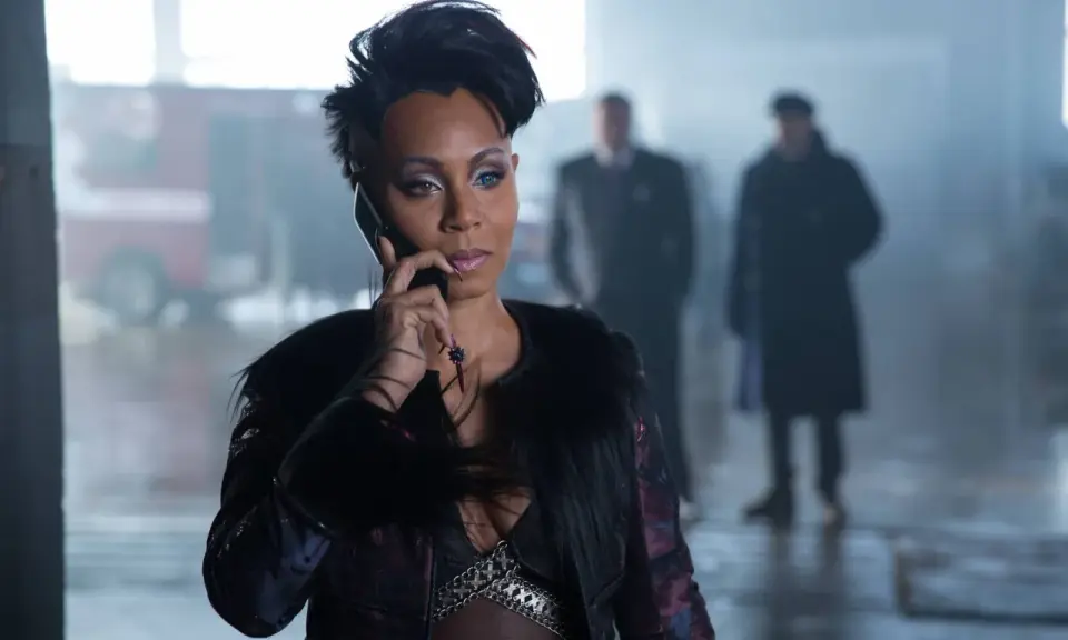 Jada Pinkett Smith, in un look audace, parla al telefono. Un'icona dei film e programmi TV.