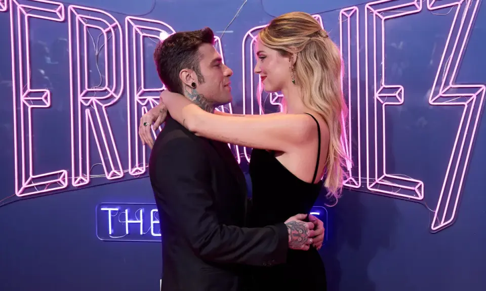 Fedez e Ferragni, le ultime notizie: la coppia si abbraccia davanti a luci al neon rosa.