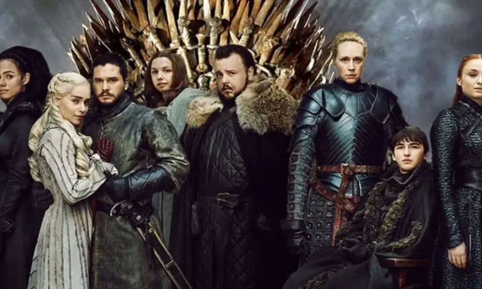 Il cast di Il Trono di Spade riunito davanti al Trono di Spade. Jon Snow, Daenerys Targaryen, Sansa Stark e altri eroi.