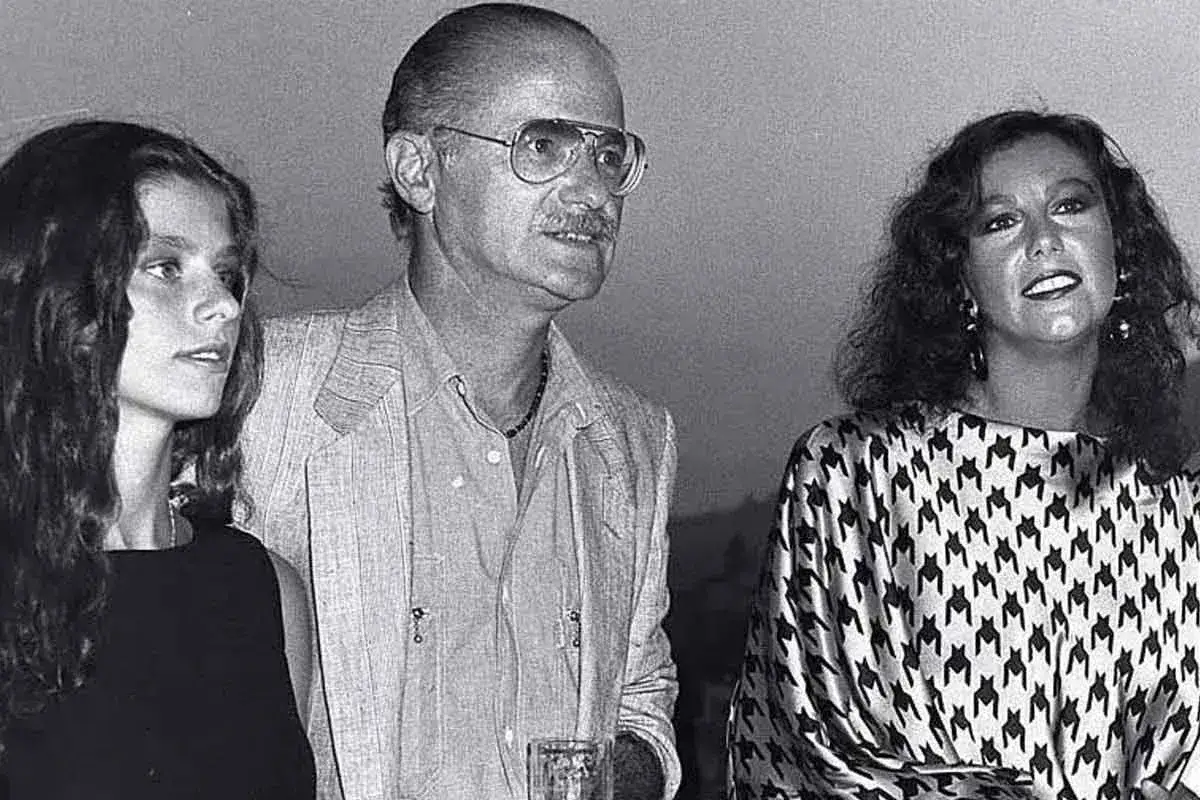 Gino Paoli e Stefania Sandrelli, icone della cultura italiana, sorridono insieme in un momento di convivialità.