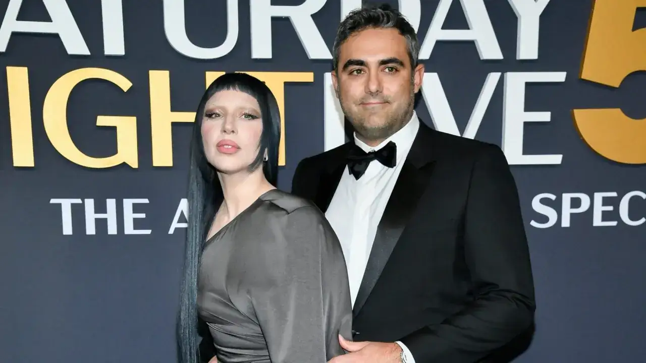 Lady Gaga e il suo fidanzato Michael Polansky sorridono alla telecamera.