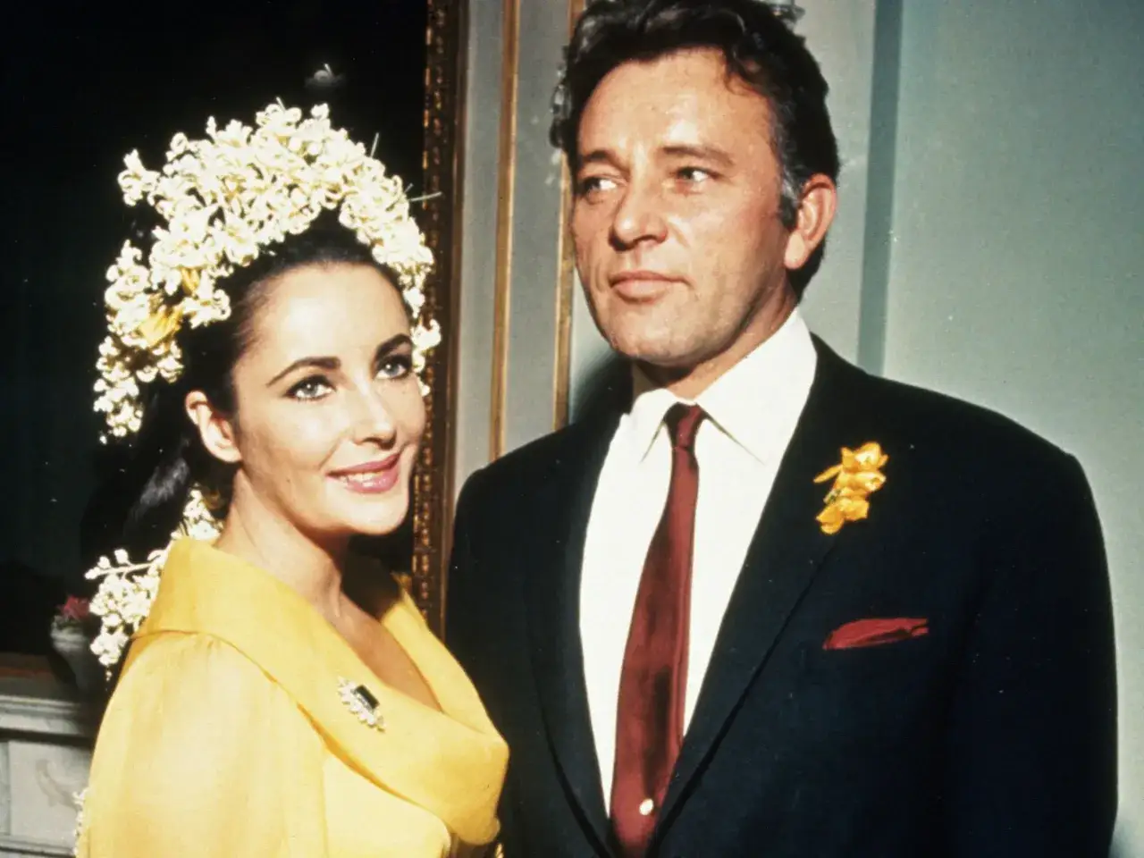 Elizabeth Taylor, radiosa con un velo floreale, accanto al suo coniuge Richard Burton.