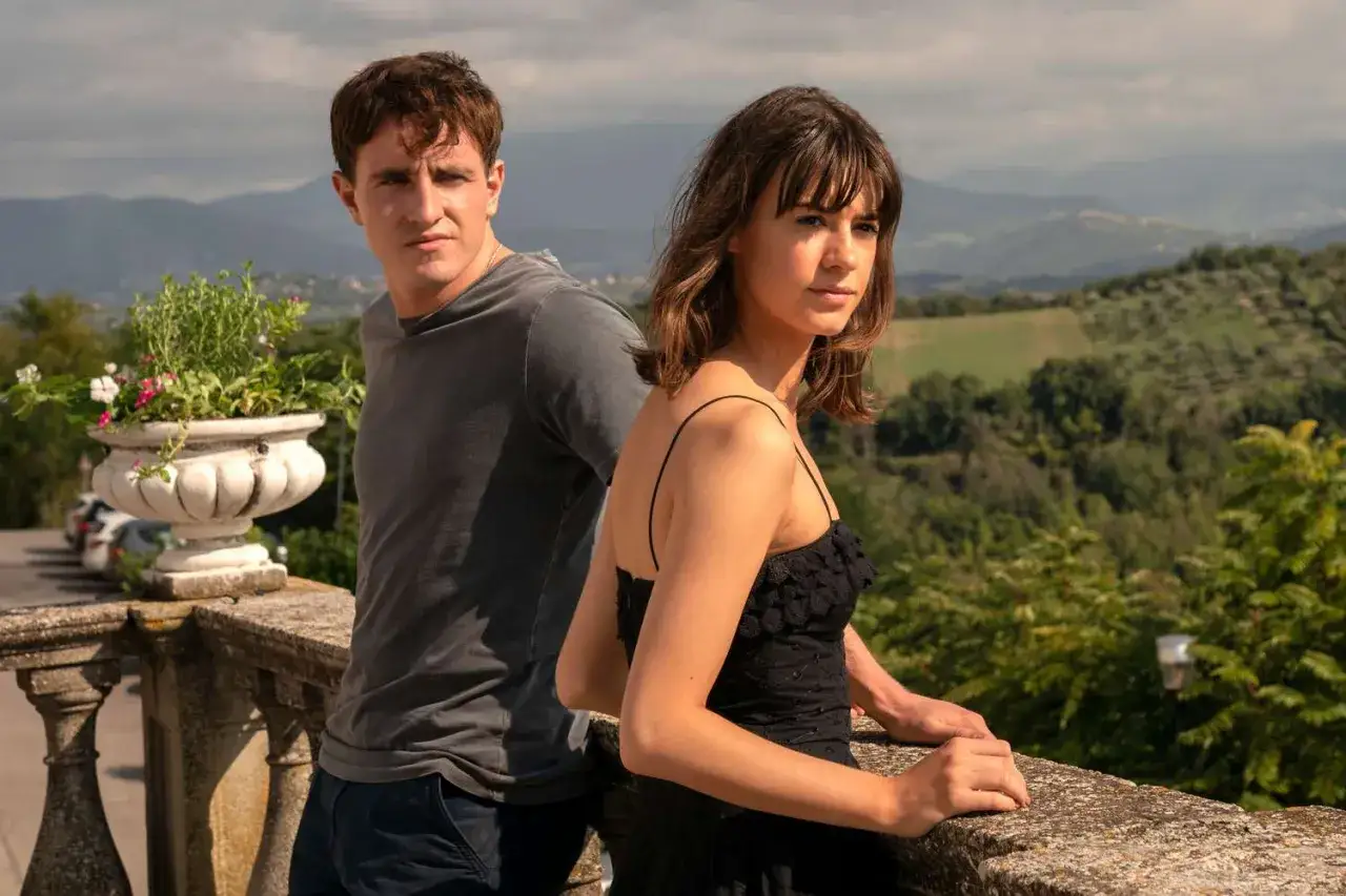 Il cast di Normal People, Connell e Marianne, in un paesaggio collinare italiano.