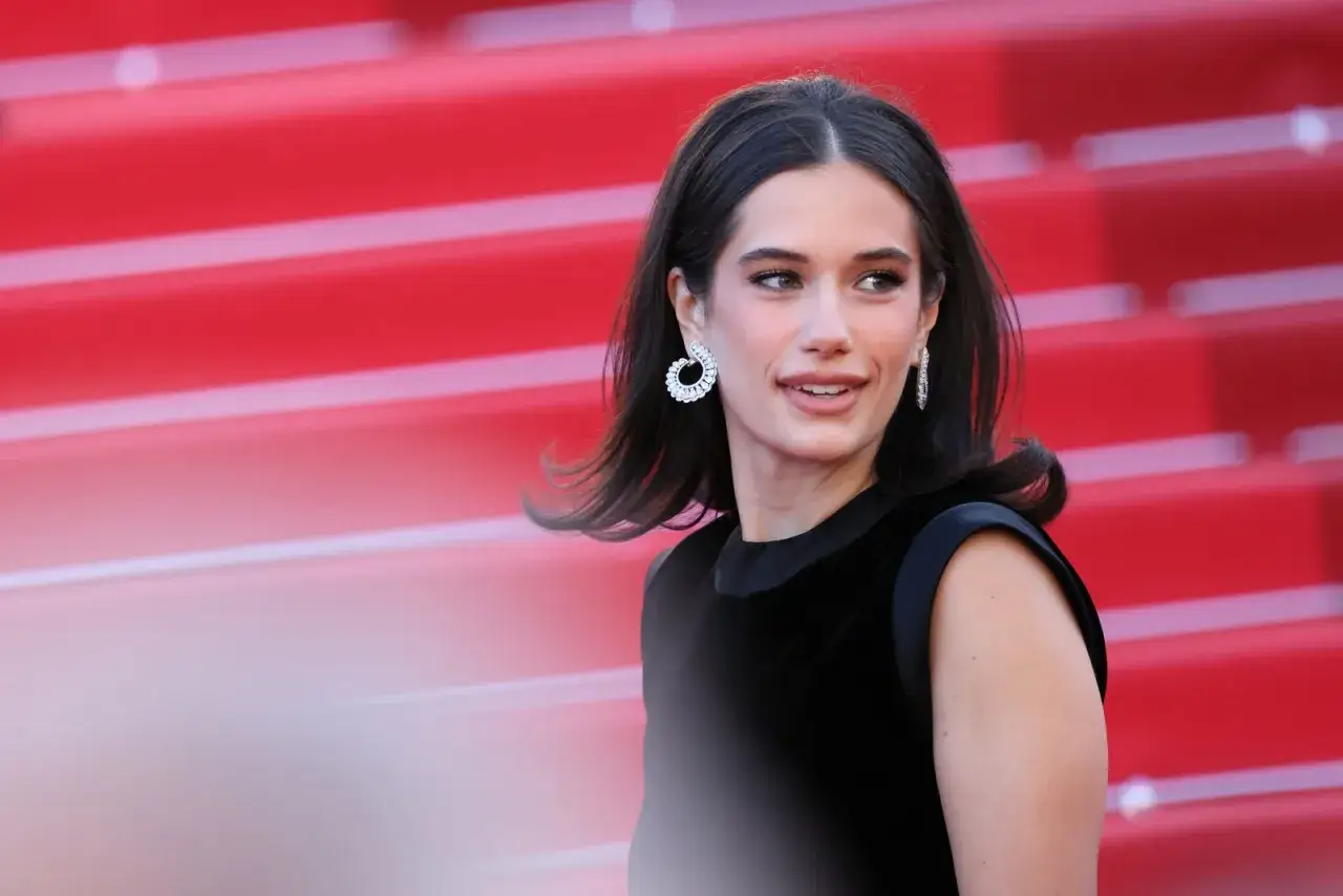 Eleonora, figlia di John Travolta, brilla sul red carpet con un abito nero e orecchini scintillanti.