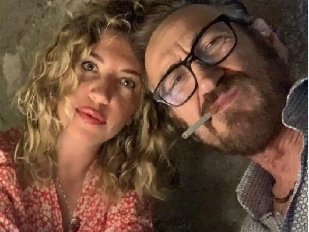 Marco Giallini con la sua fidanzata, un momento intimo e rilassato.