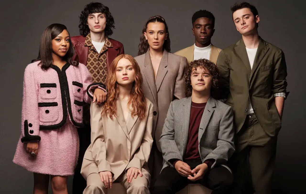 Il cast di Stranger Things posa insieme, un gruppo di giovani attori pronti per nuove avventure.