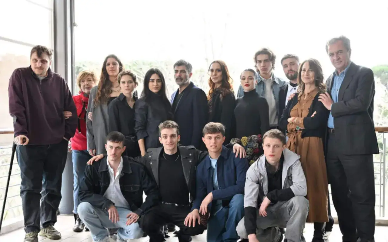 Il cast di Mare Fuori riunito per un ritratto di gruppo. Giovani attori e volti più maturi posano insieme, creando un'atmosfera di famiglia allargata.