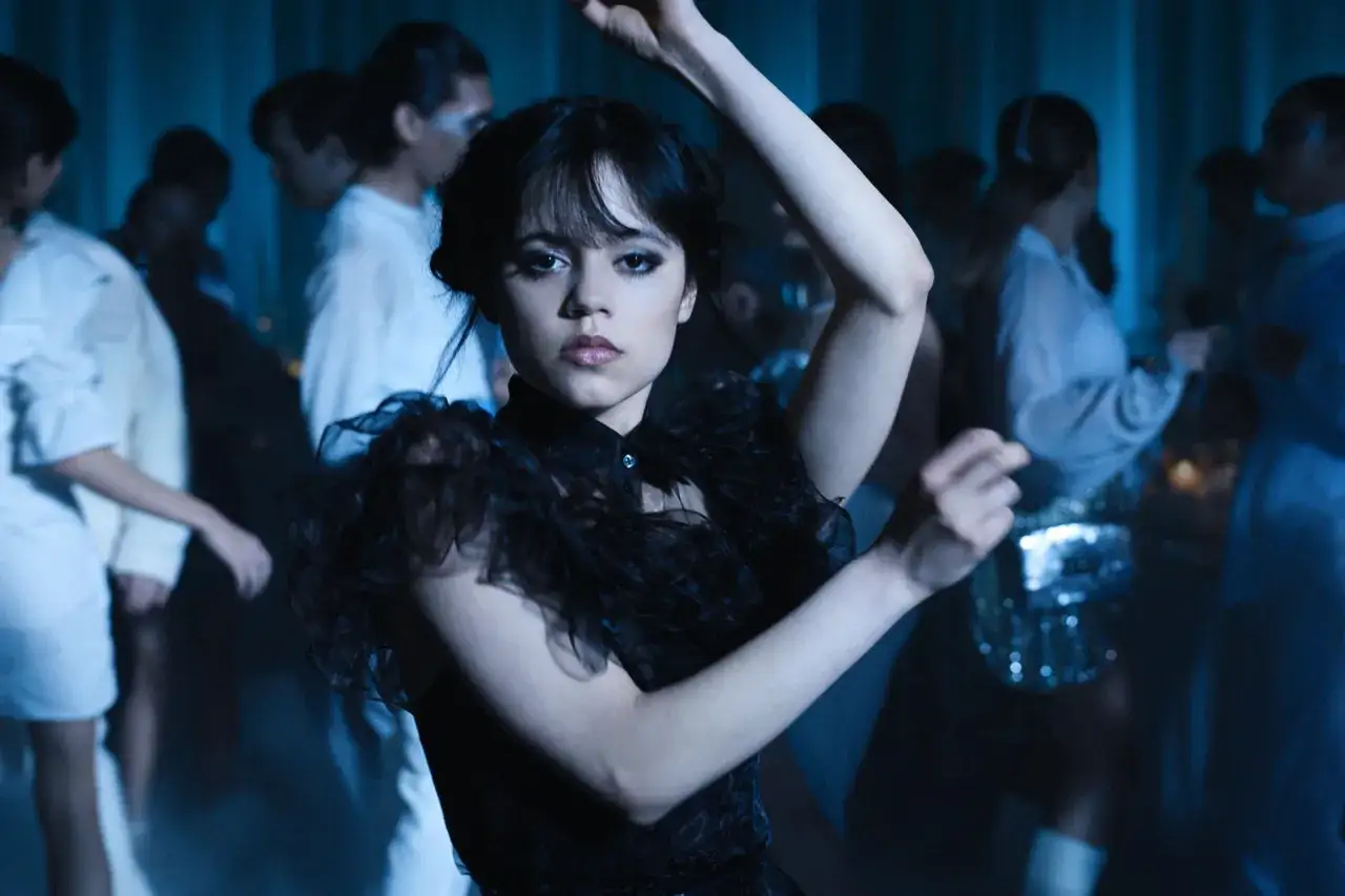 Jenna Ortega, chi ha interpretato Mercoledì Addams, balla in un abito nero con volants.