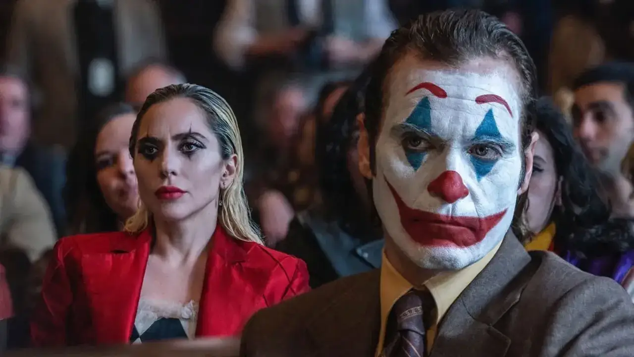Joker e Harley Quinn, in un'atmosfera di follia condivisa, si preparano per il loro prossimo atto in Joker: Folie à Deux.