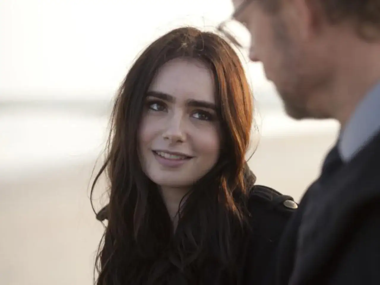 Lily Collins sorride, un momento rubato da uno dei suoi film e programmi TV.