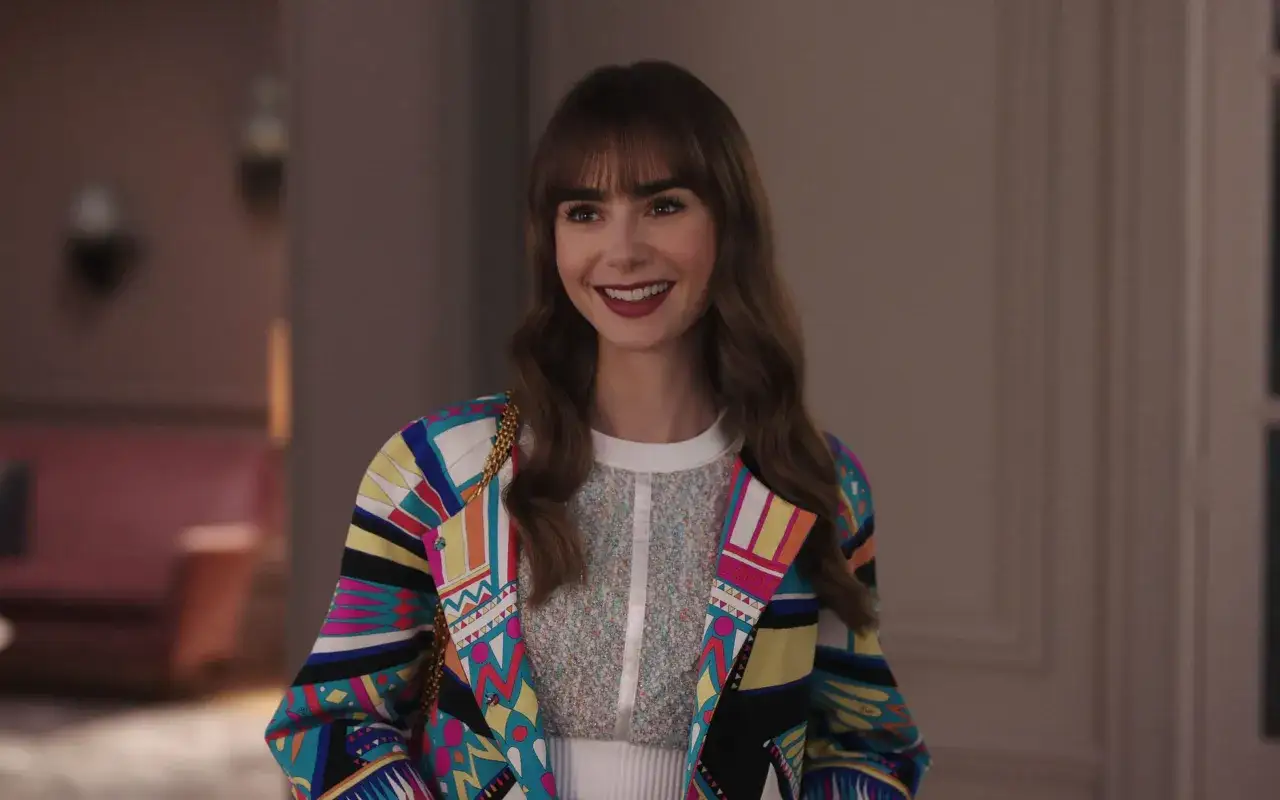 Emily Cooper sorride con un blazer colorato, in attesa di sapere quando esce Emily in Paris 4.