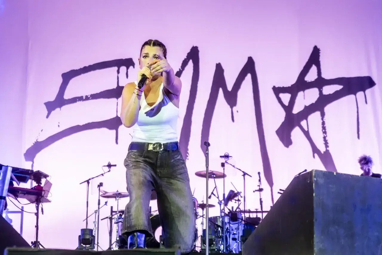 Emma Marrone sul palco, con il suo look audace, canta con passione. Si vocifera di un nuovo emma marrone fidanzato, ma lei &egrave; concentrata sulla musica.