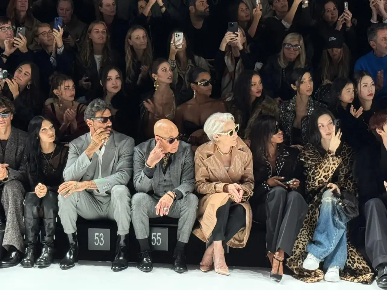 Celebrità sedute in prima fila a Milano, un'atmosfera da