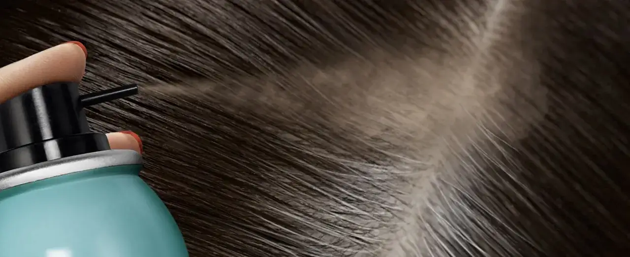 Spray colorato applicato su capelli scuri per camuffare i capelli bianchi senza tinta.
